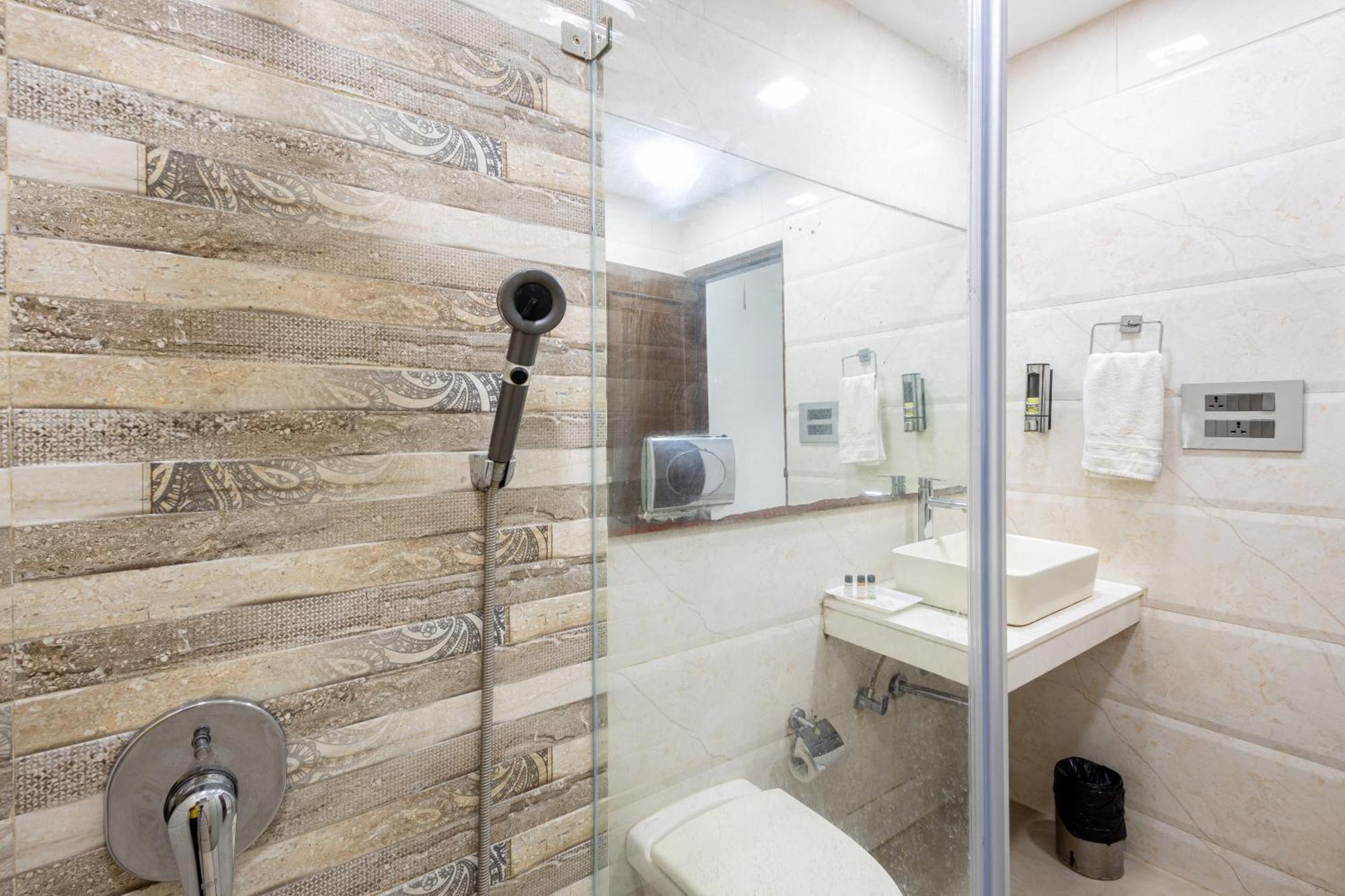 Hotel Panickers Residency - Ajmal Khan Market Near Karol Bagh Metro دلهي المظهر الخارجي الصورة