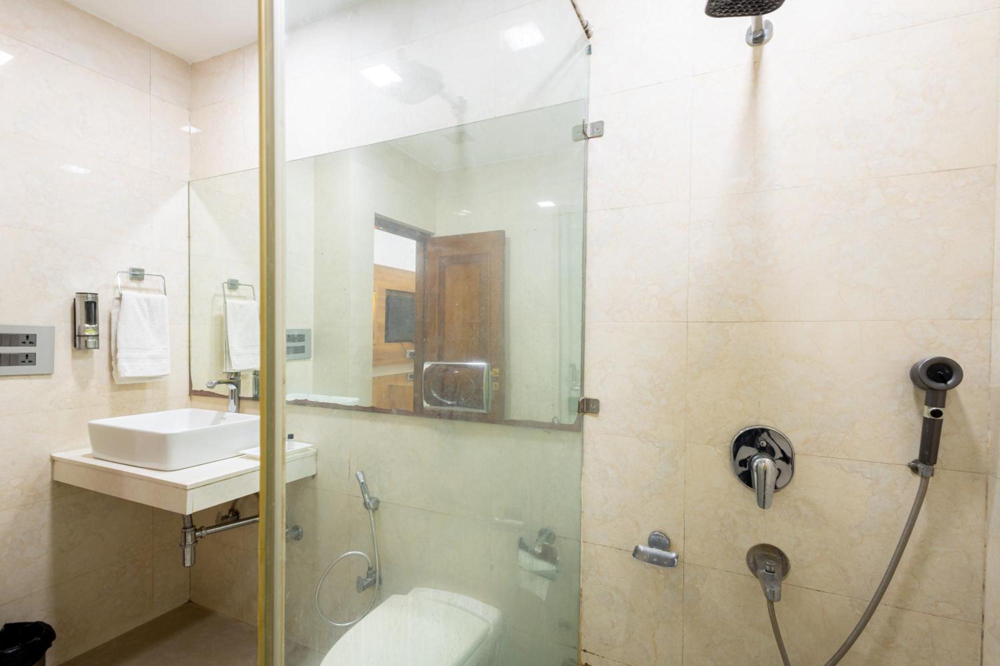 Hotel Panickers Residency - Ajmal Khan Market Near Karol Bagh Metro دلهي المظهر الخارجي الصورة