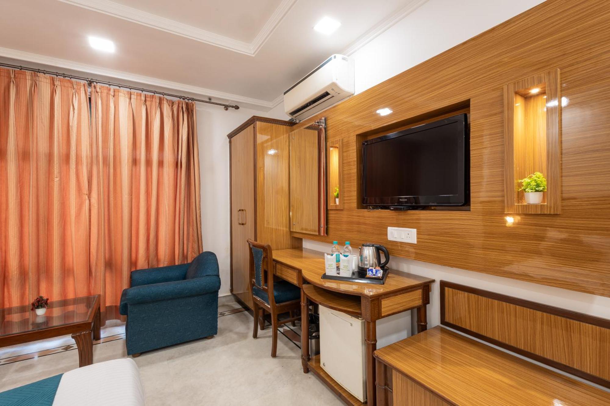 Hotel Panickers Residency - Ajmal Khan Market Near Karol Bagh Metro دلهي المظهر الخارجي الصورة