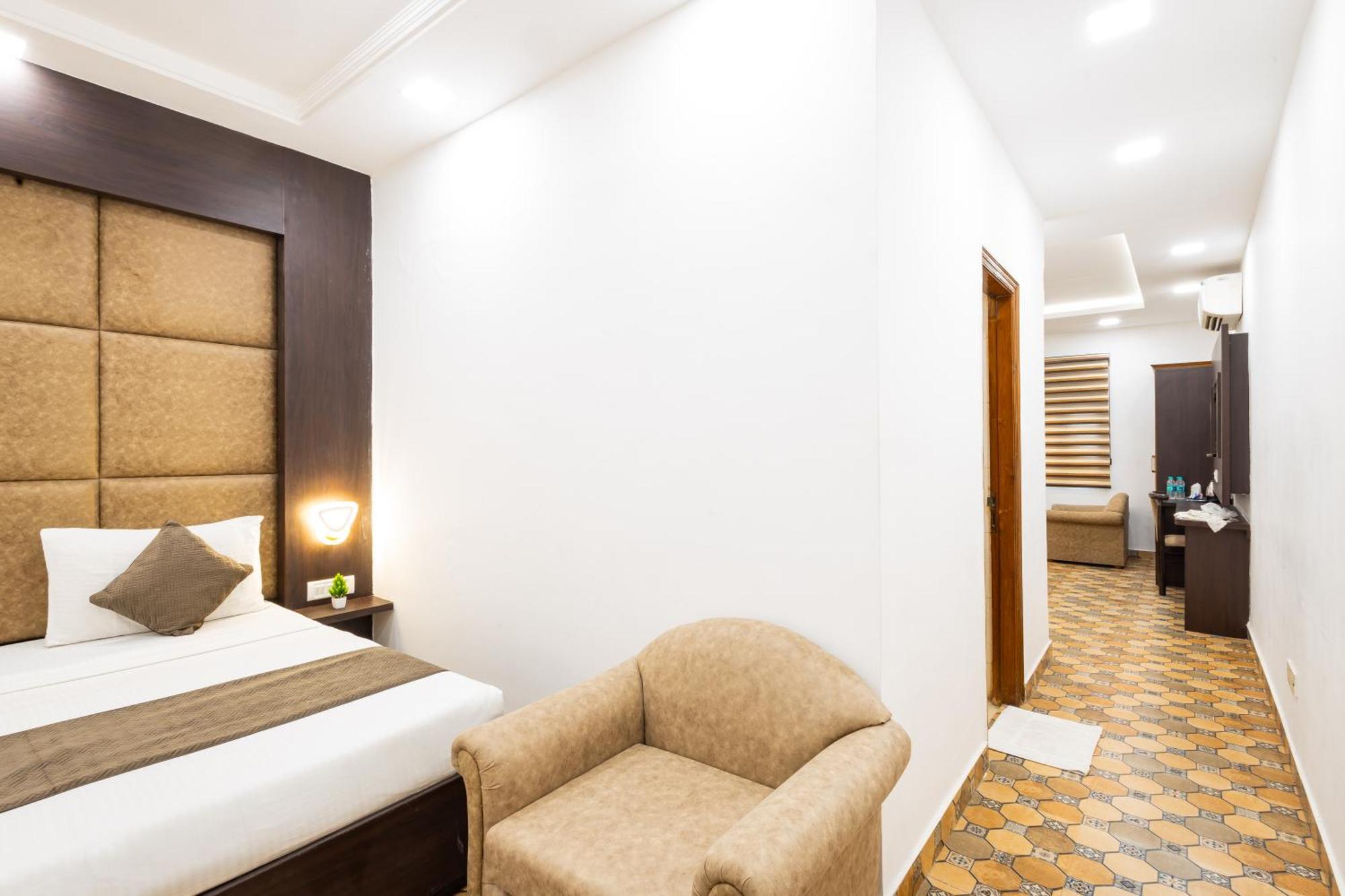 Hotel Panickers Residency - Ajmal Khan Market Near Karol Bagh Metro دلهي المظهر الخارجي الصورة