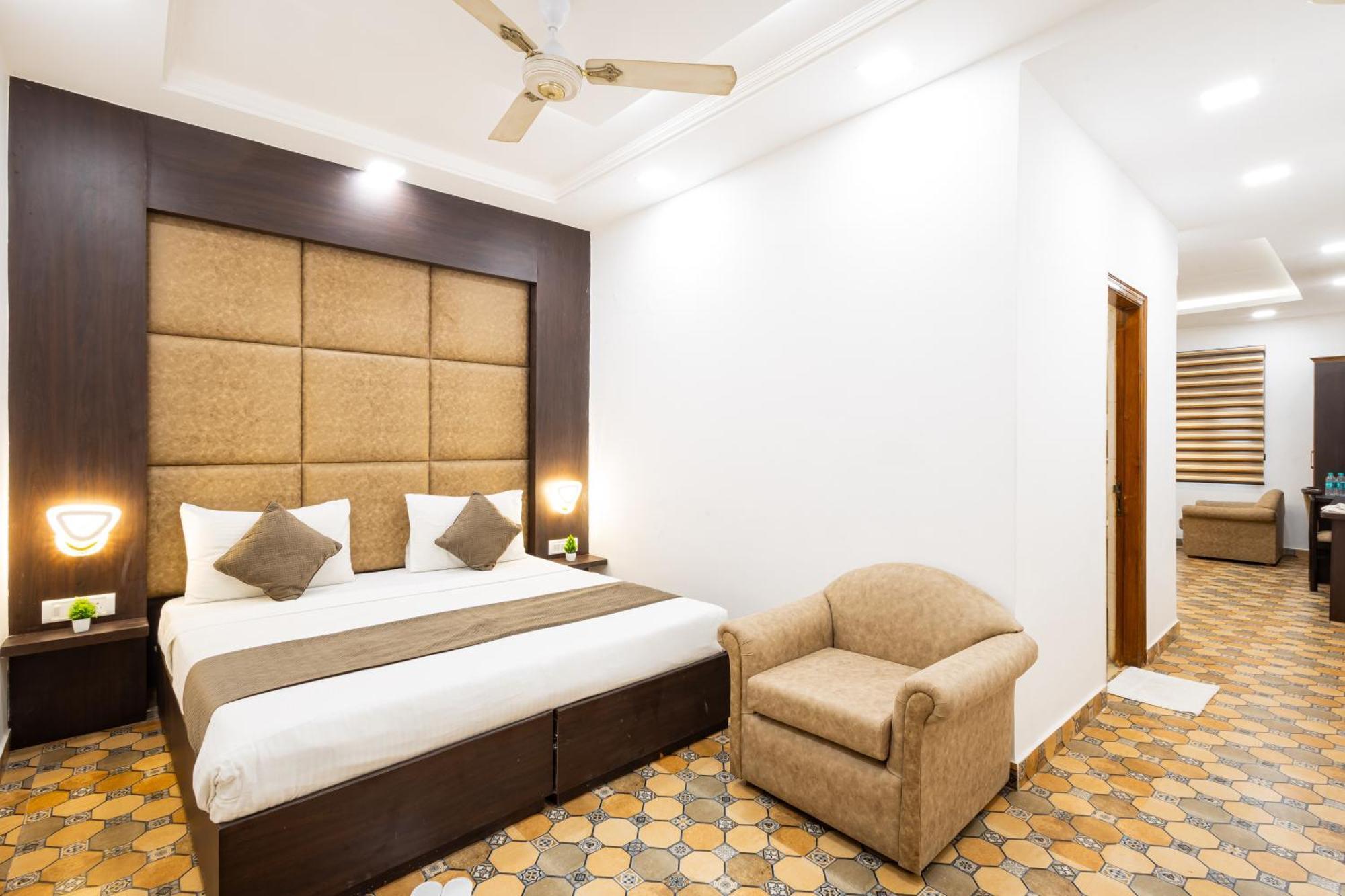 Hotel Panickers Residency - Ajmal Khan Market Near Karol Bagh Metro دلهي المظهر الخارجي الصورة