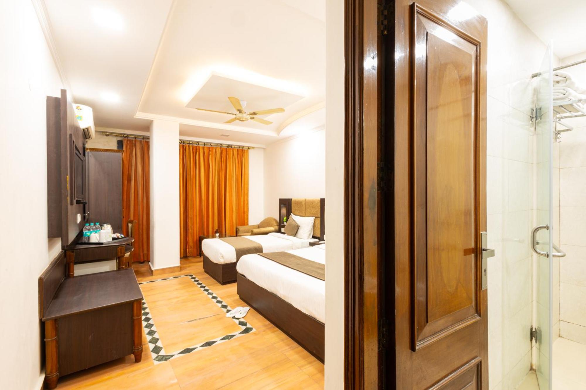 Hotel Panickers Residency - Ajmal Khan Market Near Karol Bagh Metro دلهي المظهر الخارجي الصورة